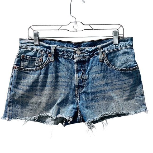 Levi Strauss 501 Medium Wash Denim Jean Shorts Size 28 Mid Rise Women's Casual - Picture 1 of 5
